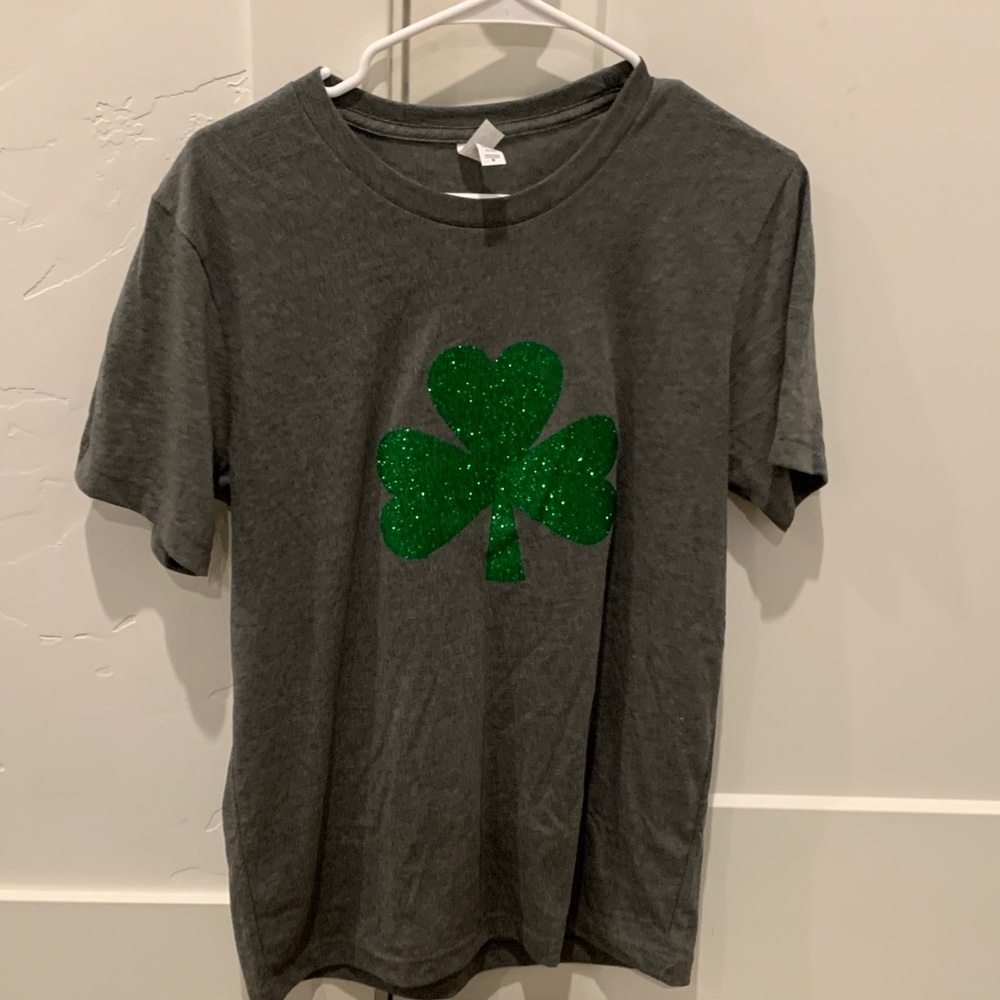 Women’s Gray Short-Sleeve Tee with Green Glitter Shamrock